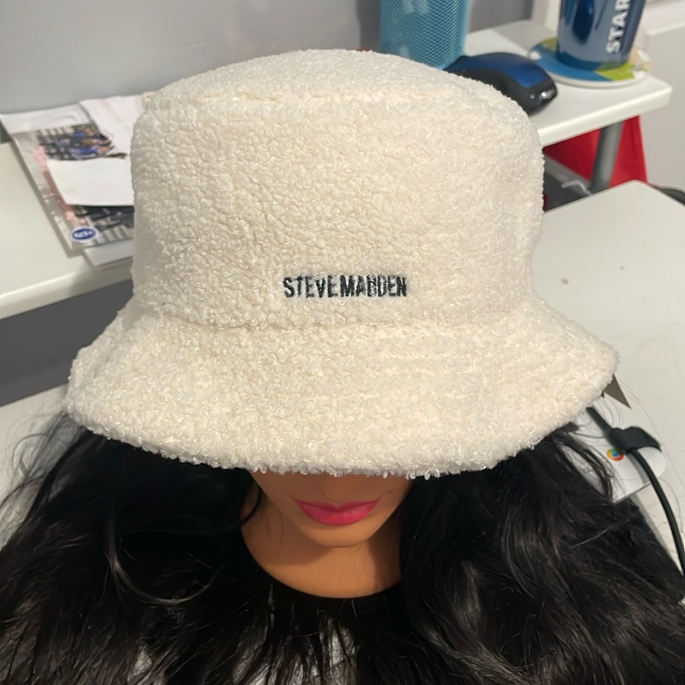 Steve Madden sherpa bucket hat